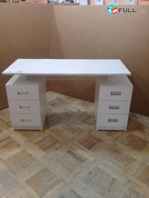 Նոր ոճի գրասեղաններ արտադրողից _9