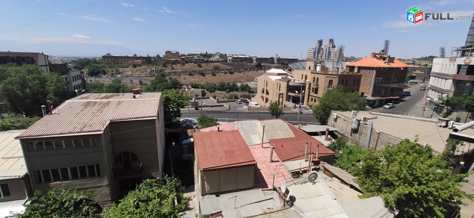 Պարոնյան փողոց,դերասաների շենք,80քմ չվերանորոգված բնակարան,կարելի է 2ը 3 սարքել,
