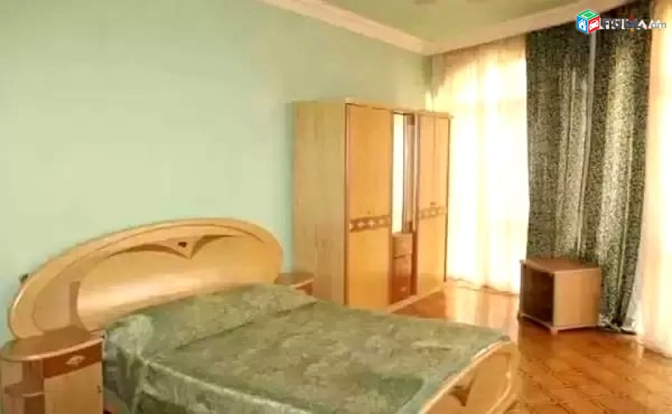 Կոդ 45674  առանձնատուն 7 սենյականոց  Կենտրոնում՝ Պարոնյան փողոցում:
