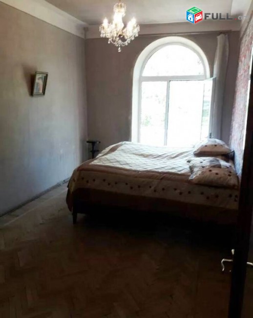KOD 45396 Բնակարան Կենտրոնում 2 սենյականոց Ստալինյան շենք
