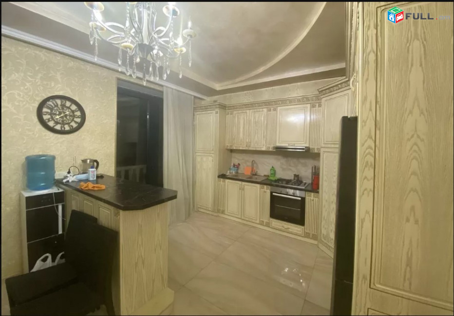 LA04553 Վարձով 8 սենյականոց առանձնատուն Քեռու փողոց , Բլուր 