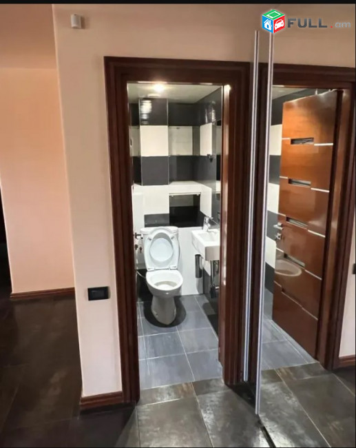 LA09025  Վարձով  3 սենյականոց բնակարան Նալբանդյան փողոց , Թումանյան խաչմերուկում