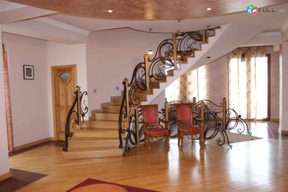 LA11453 Վարձով 7 սենյականոց 3 հարկանի քարե տուն Կարապետ Ուլնեցու փողոցում