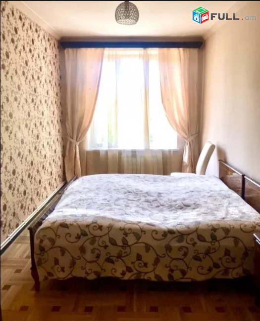 LA02000  Օրավարձով  4 սենյականոց բնակարան Աբովյան փողոց , Անի հյուրանոցի բակում 