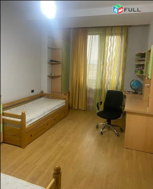 LA11890 Վարձով 3 սենյականոց բնակարան Արամ Խաչատրյան փողոցում
