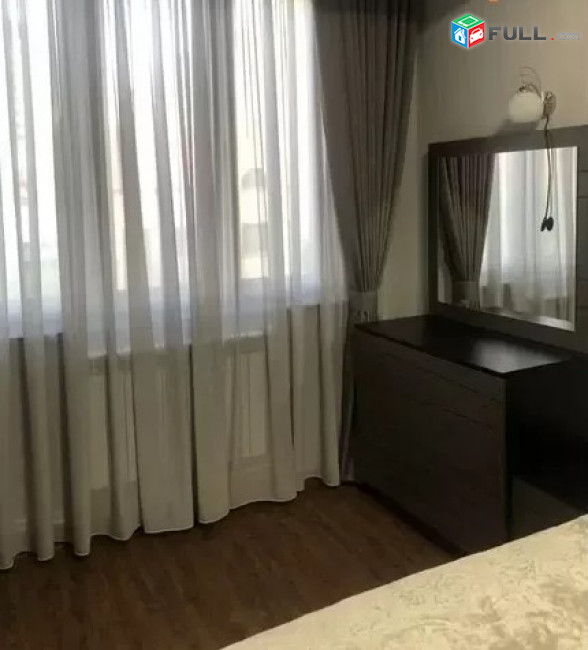 LA01463 Վարձով 3 սենյականոց բնակարան Գրիբոյեդով փողոցում