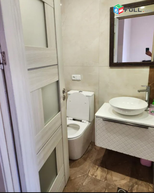 LA11993 Վարձով 3 սենյականոց բնակարան նորակառույց շենքում Բագրատունյաց փողոցում