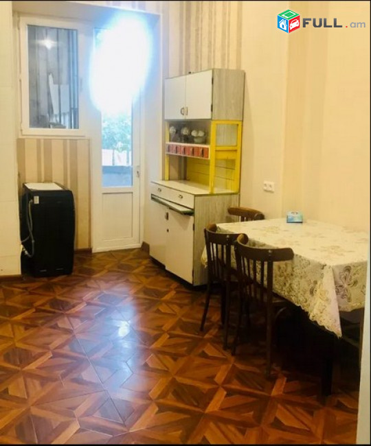 AK4038   բնակարան Մոսկովյան փողոցում,  մի քանի պատշգամբ, 4 սենյականոց