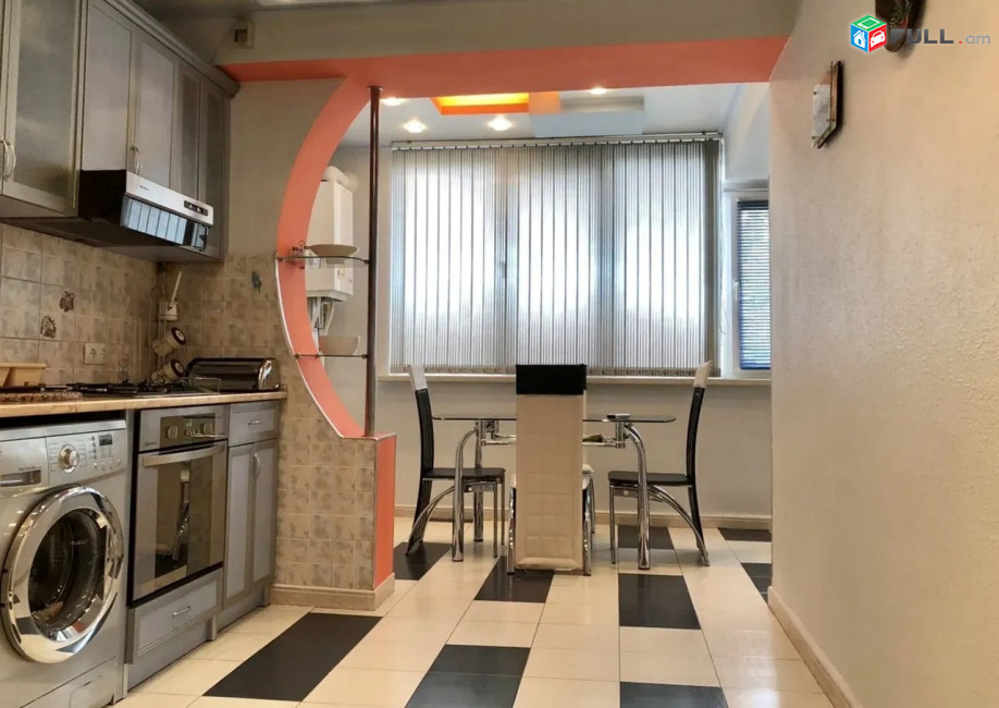 Կոդ 6800340  Վարդանանց փողոց 2 սեն. բնակարան Սախարովի հրապարակի հարևանությամբ 