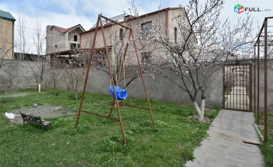 Կոդ PL124  Չորս հարկանի քարե տուն, Նազարբեկյան թաղամաս Աջափնյակում, 750 ք.մ.
