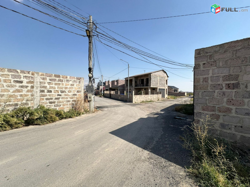 Զովունի Նորակառույց Առանձնատուն, Զորամասի հարևանությամբ, 2–հարկ, զրոյական վիճակ, պարիսպապատ, ջուր, գազ, լույս անցկացված, ամառային խոհանոց, Հողատարացքի մակերեսը 1200քմ., տան մակերեսը 230քմ.,
