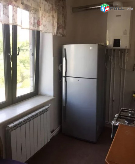 AV0323 Վարձով է տրվում 3 սենյականոց բնակարան Աբովյան փողոցում