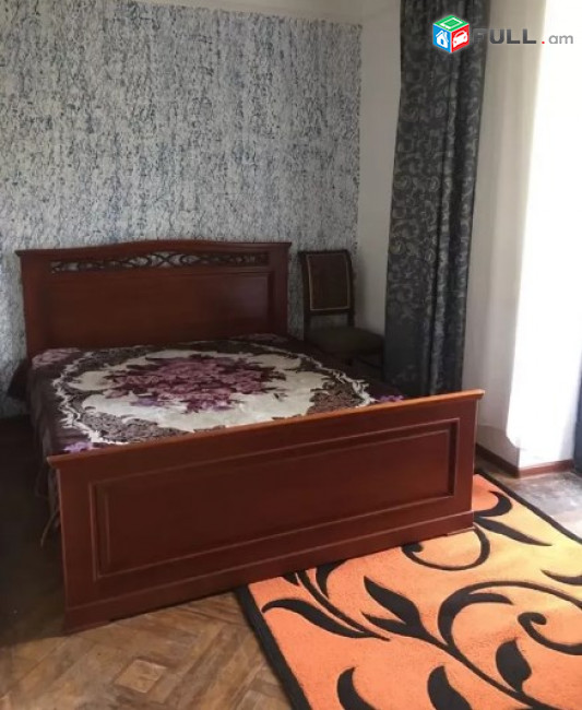 AV0323 Վարձով է տրվում 3 սենյականոց բնակարան Աբովյան փողոցում