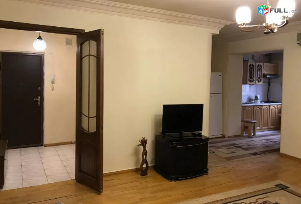 AV0488 Վարձով է տրվում 3 սենյականոց բնակարան Աբովյան փողոցում