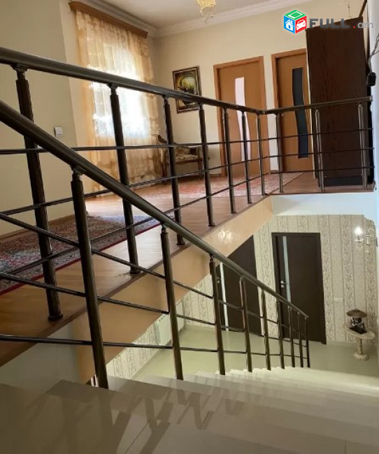 AV0968 Վարձով է տրվում 2 հարկանի առանձնատուն Օստրովսկու փողոցում