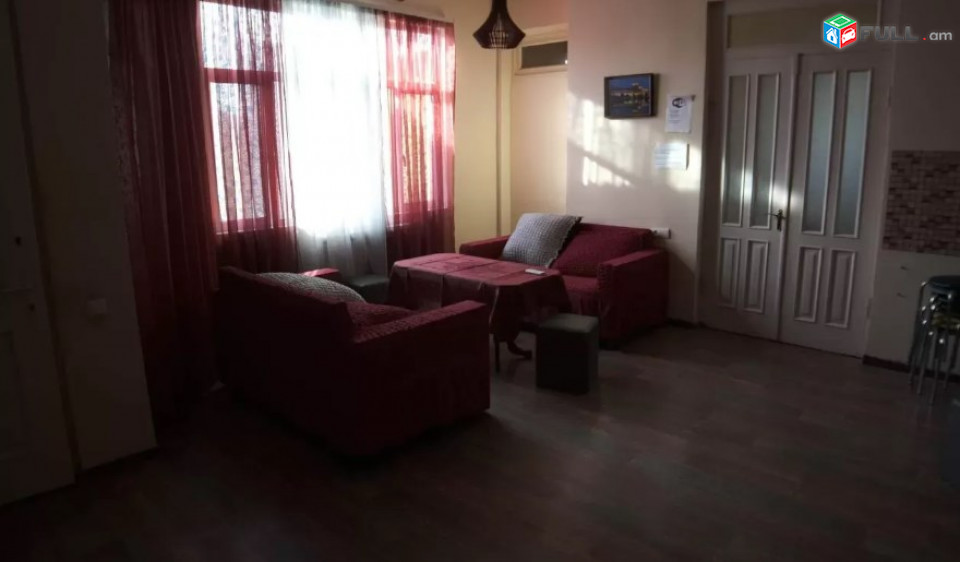 AV0954 Վարձով է տրվում 3 հարկանի առանձնատուն Քեռու փողոցում(Hostel)