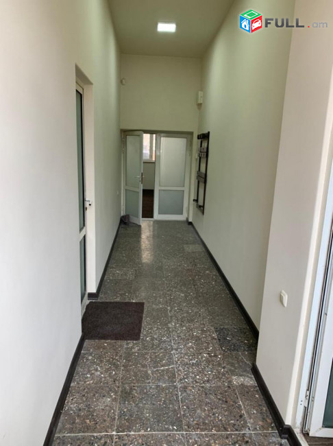 Շենքի 1-ին հարկ,2 տարբեր մուտքերով,բայց իրար կպած,նոր վերանորոգված բազմաֆունկցիոնալ տարածք,2 տարբեր վկայականներով