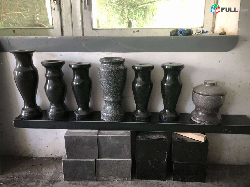 Գրանիտե ծաղկամաններ