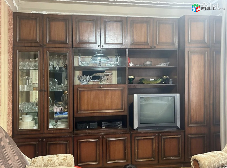 Հյուրասենիակի պահարան 