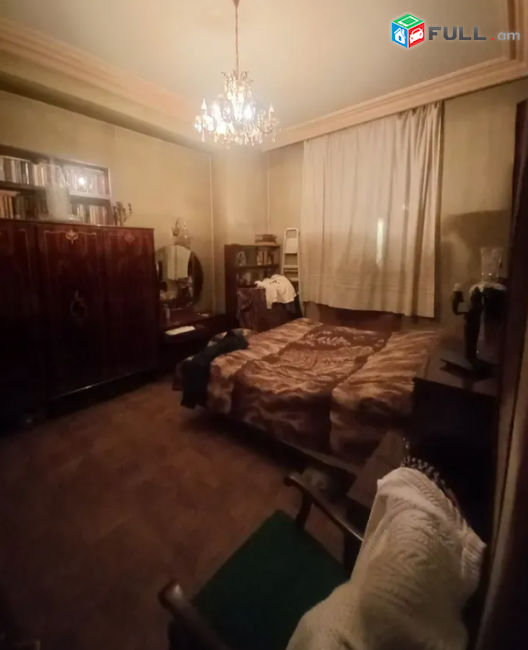 Աբովյան փողոցում, 76 քմ, 1/3 հարկ, բարձր առաստաղներ
