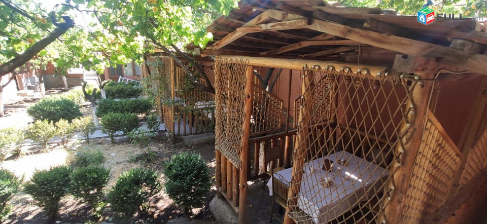 1635քմ հող,500քմ շինություն,3սրահ-200հոգու․-70հոգու,25հոգու համար,5առանձին կուպեներ,3տաղավար,մեքենաներ կայանելու տեղ