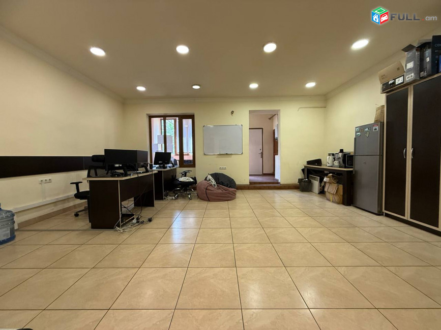 Փափազյան փողոցում վարձով է տրվում 1-ին գիծ կոմերցիոն տարածք։ For rent կոդ G2710