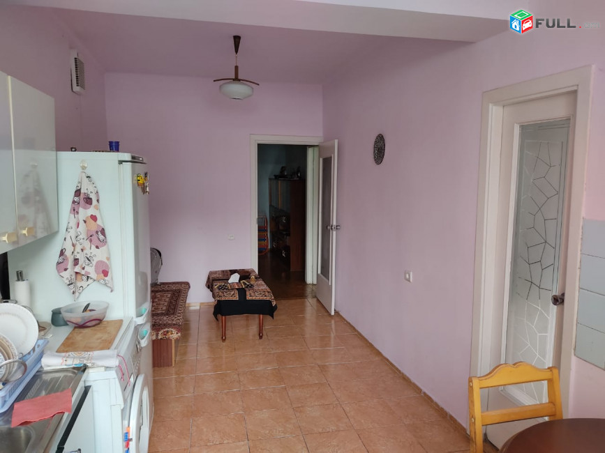 Փարպեցի փողոցում վաճառվում է բնակարան։For sale կոդ C1570